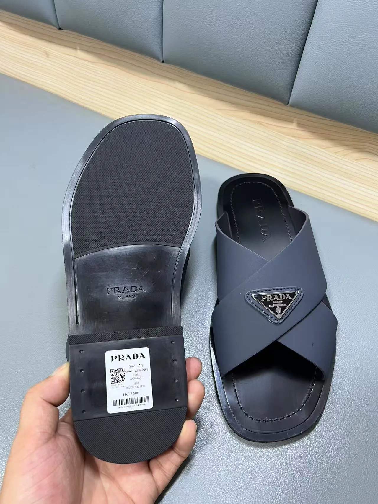 340💰PRADA Prada’s latest slippers are synchronized with the official website. This slipper is made of the brand’s unique and iconic Saffiano leather. The brand logo jumps out from the double straps, and the brand style is clearly visible. Cowhide gives men elegant charm and functional design, making it an ideal choice for vacation and leisure. Size:38-45